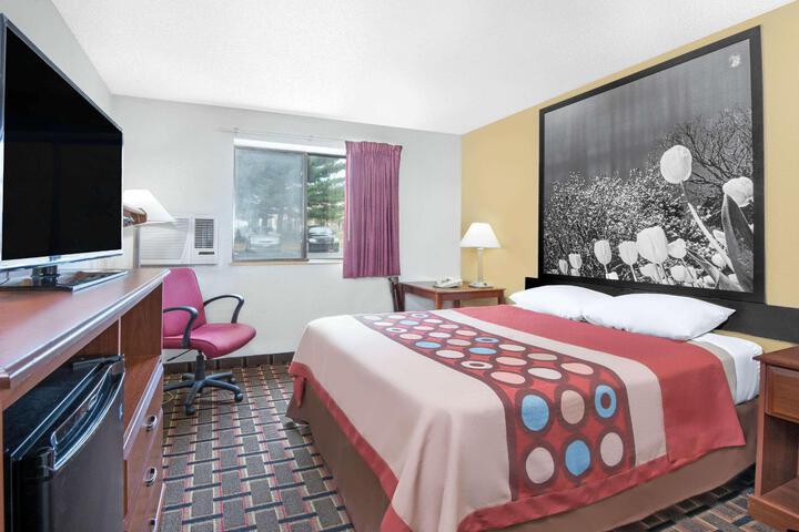 1 Queen Bed (8 of 15)