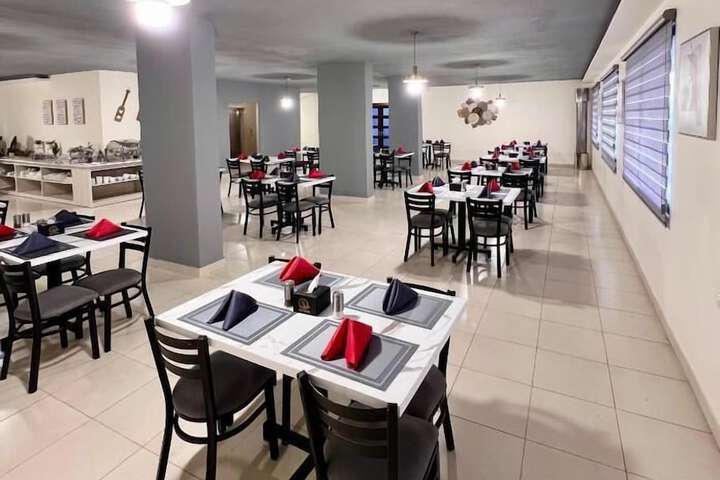 Dining 7 of 9