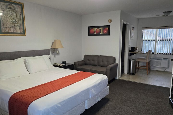 1 King Bed (8 of 16)