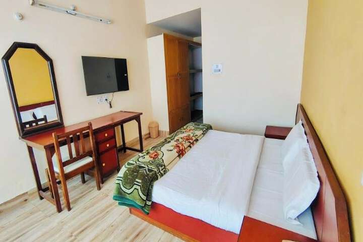 Room 6 of 12