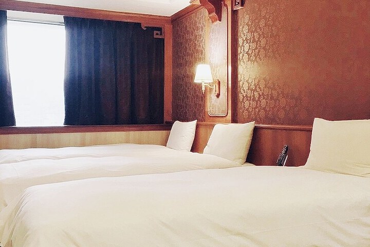 Room 8 of 43
