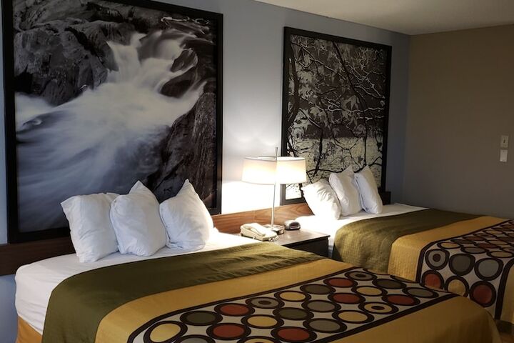 2 Queen Beds (11 of 19)