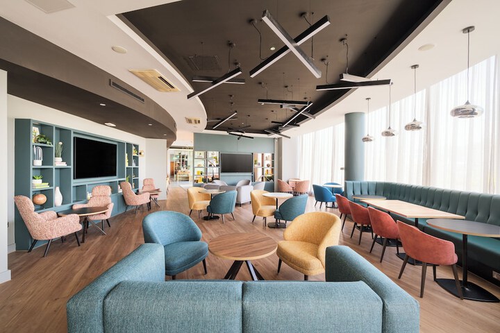 Lounge 74 of 88