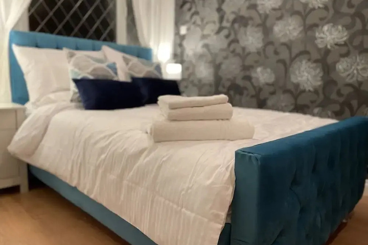 Room 4 of 7