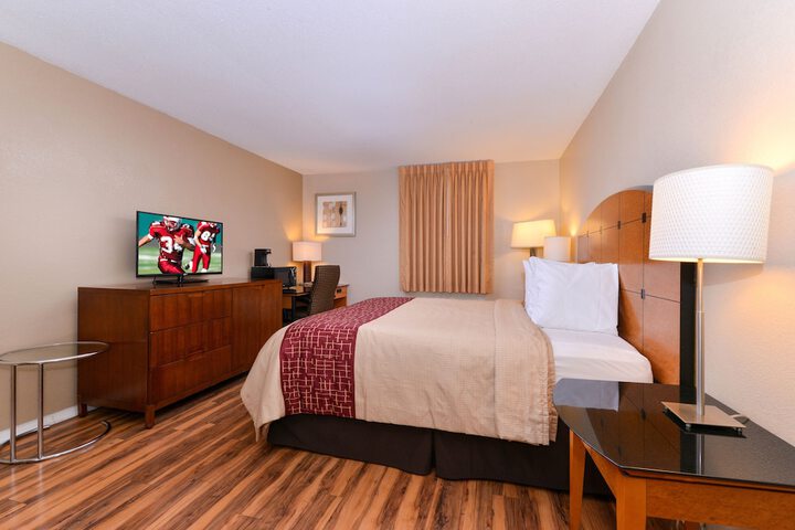 Business King Bed (13 of 13)