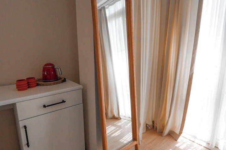 Room 6 of 17