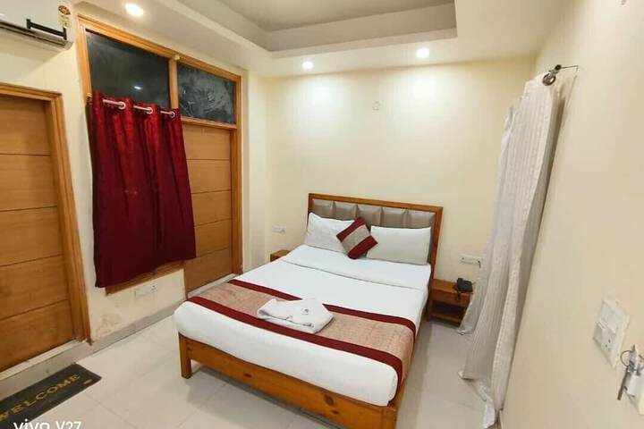 Room 5 of 14