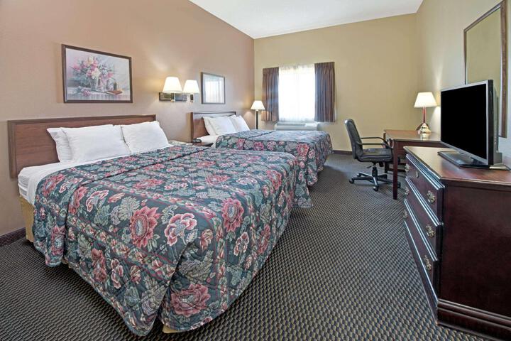 2 Queen Beds Accessible (9 of 10)