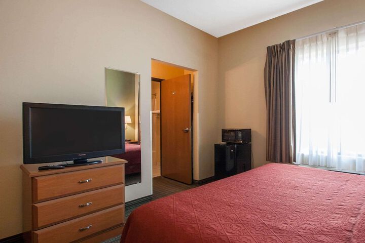 1 King Bed (4 of 8)
