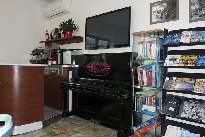 Lounge 82 of 119