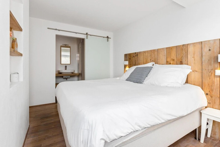 Room 4 of 16