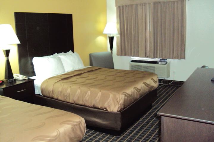 2 Queen Beds (5 of 10)