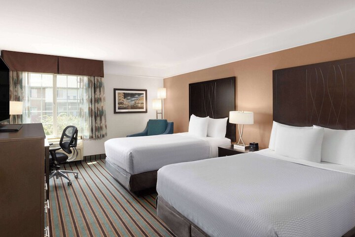 2 Double Beds (3 of 4)