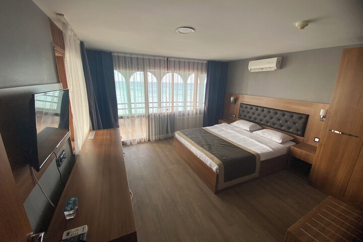 Room 32 of 59