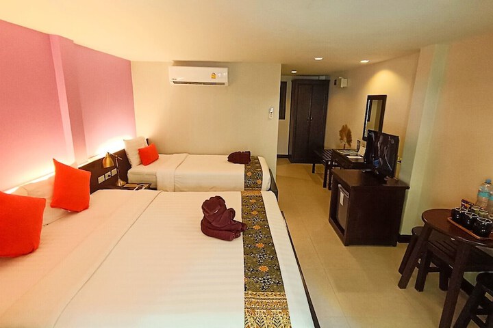 Room 35 of 242