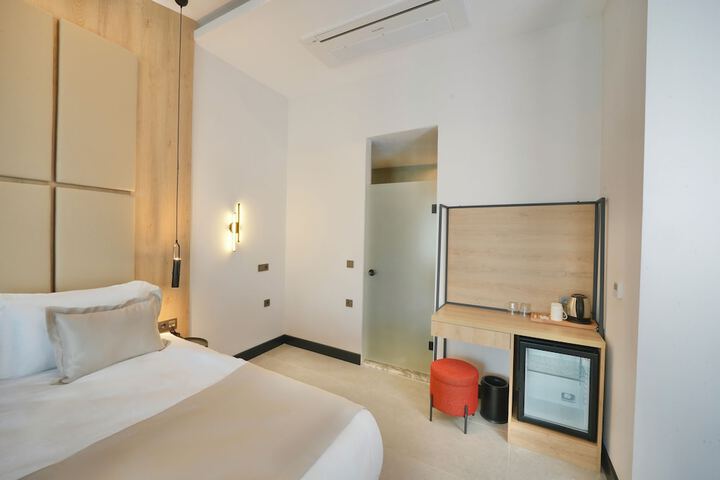 Room 4 of 27