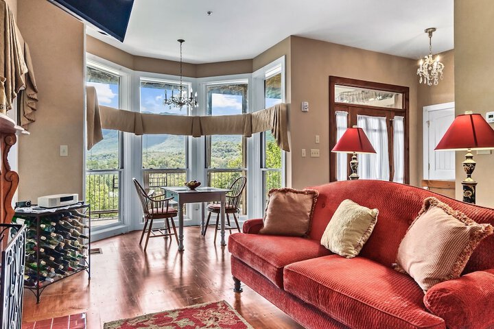 Snug Hug Queen Suite with Fireplace (46 of 131)