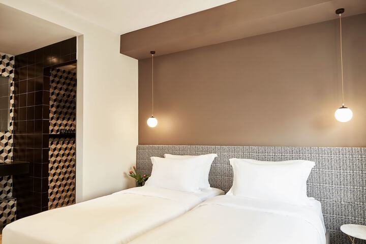 Room 27 of 60
