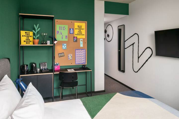Room 16 of 90