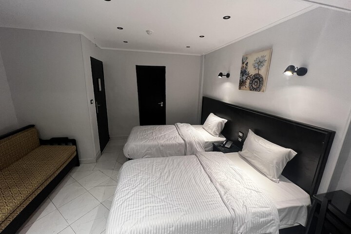 Room 34 of 107