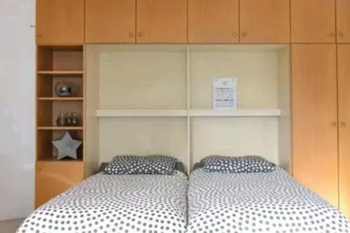 Room 4 of 8
