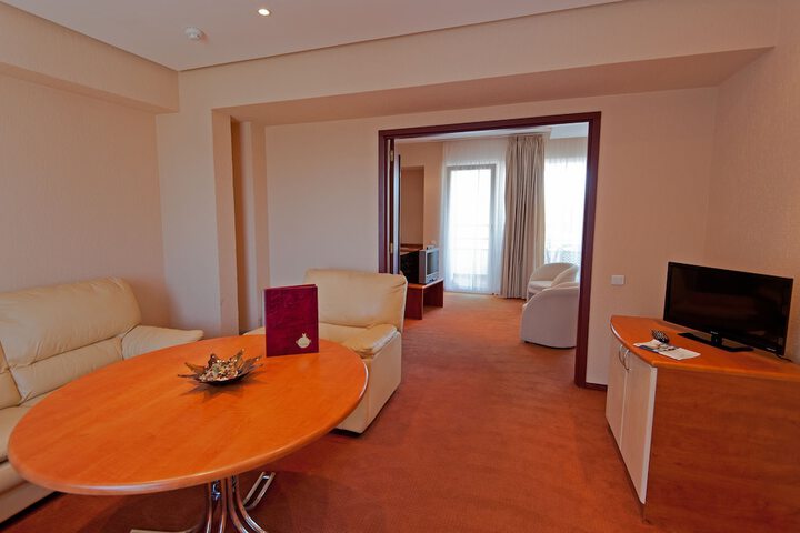 Room 9 of 32