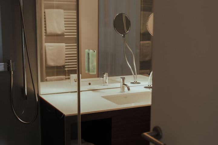 Room 42 of 102