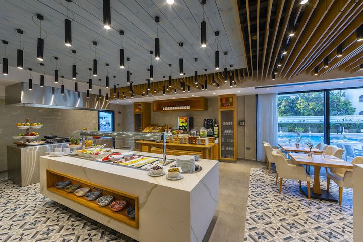 Dining 75 of 99