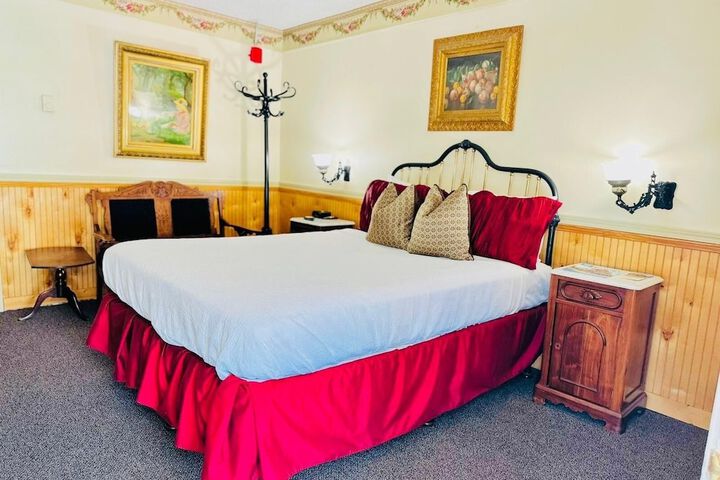 Deluxe Queen Bed (11 of 26)