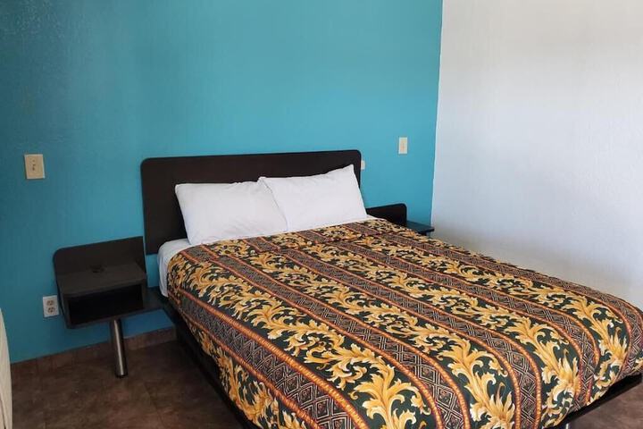 Deluxe Room 1 Queen Bed Refrigerator, Microwave (4 of 6)