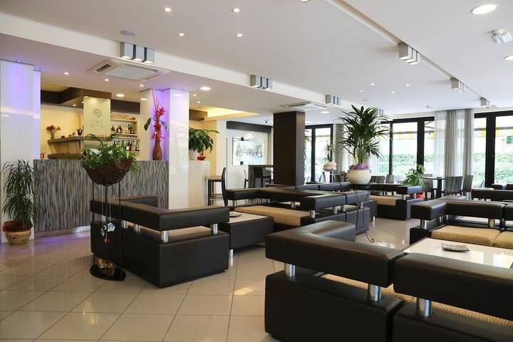 Entrance & Lobby