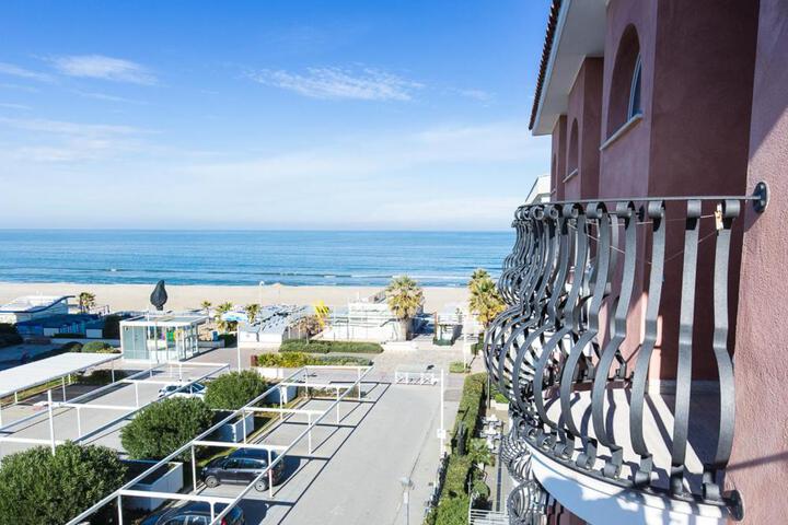 Hotel Trevi Riccione in centro sul mare con cucina