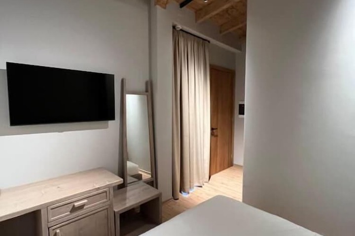 Room 53 of 93