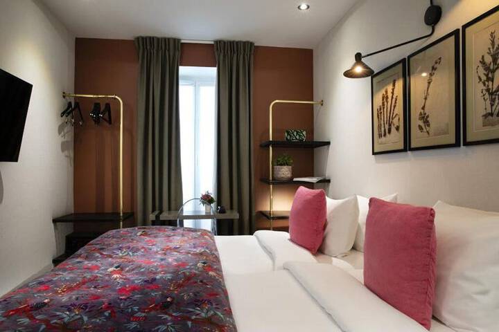 Room 52 of 108