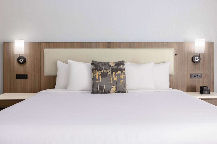 1 King Bed (14 of 43)