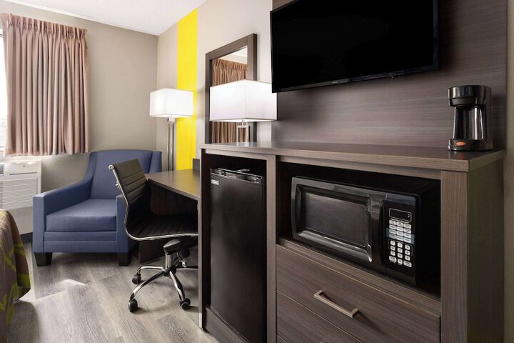 Room 16 of 38