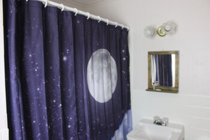 Room 8 of 140