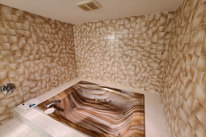 Deep soaking bathtub