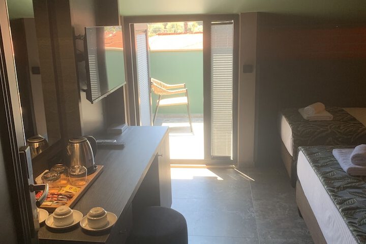 Room 11 of 76
