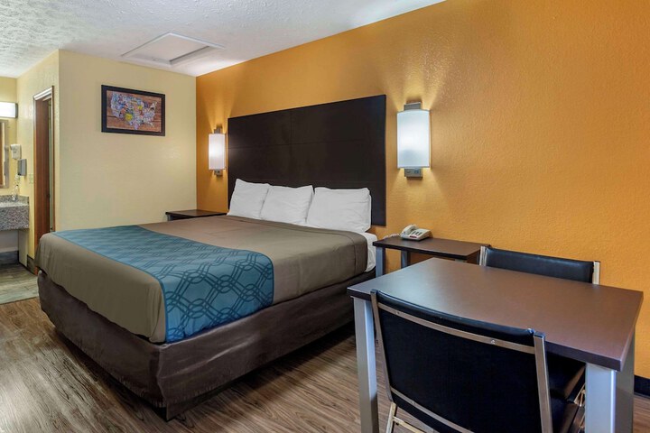 1 King Bed (5 of 5)
