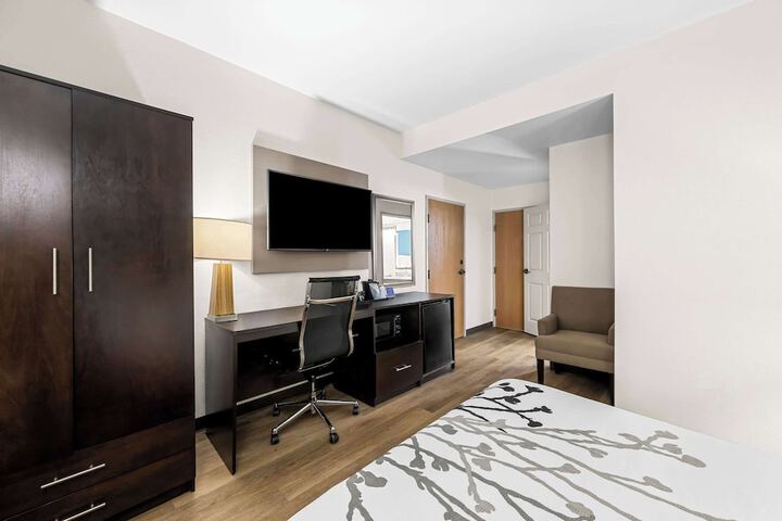 Queen Bed Accessible (3 of 6)