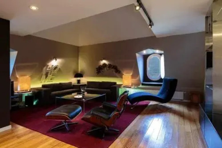 Room 10 of 14