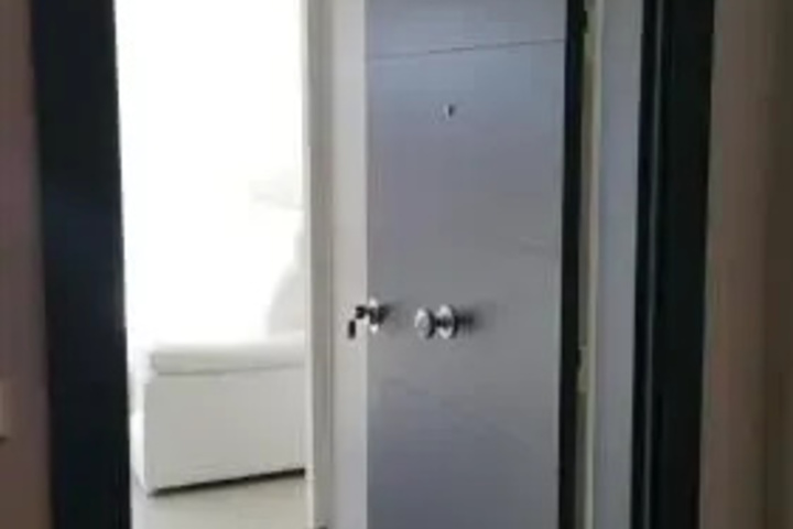 Room 8 of 11