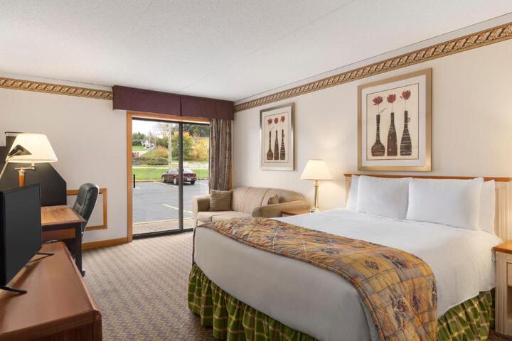 1 Queen Bed (12 of 13)