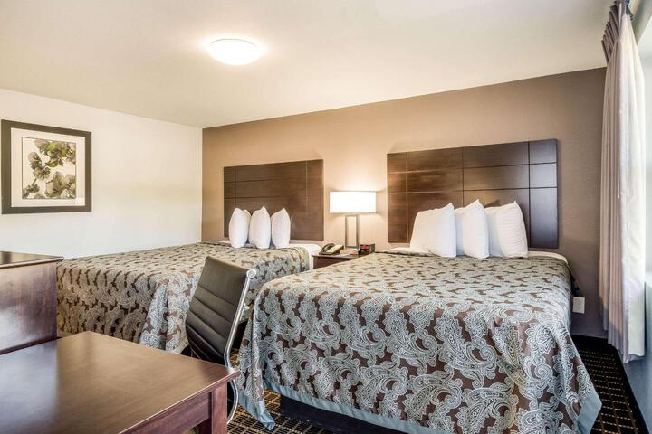 2 Queen Beds (5 of 8)