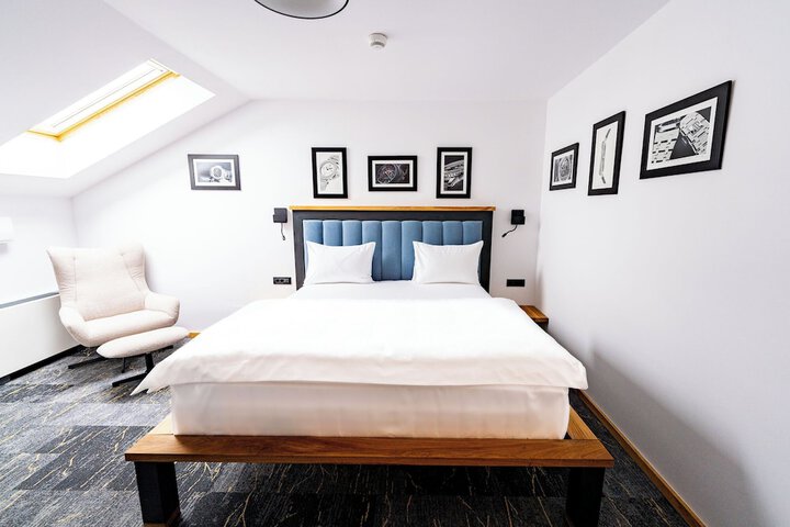 Room 13 of 77