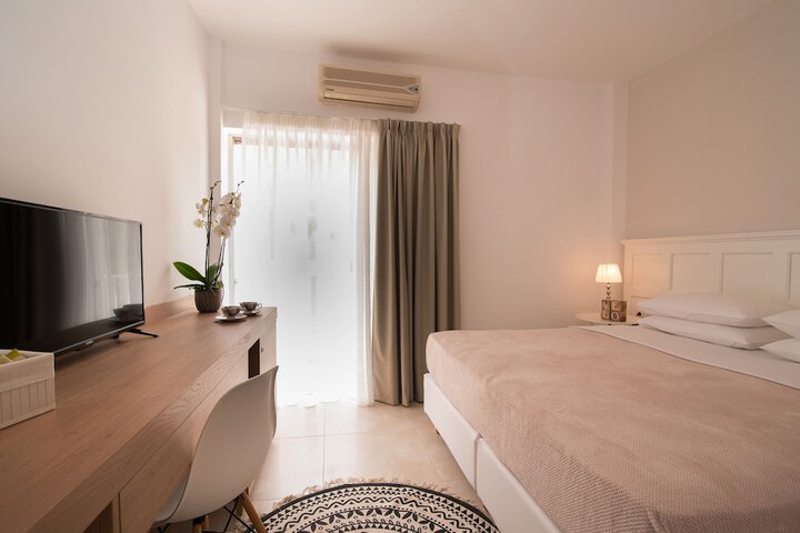 Room 15 of 33