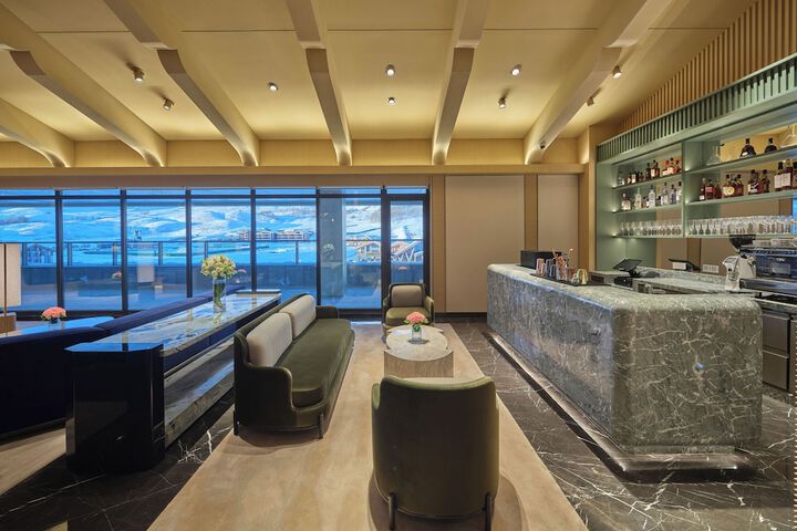 Lounge 63 of 71