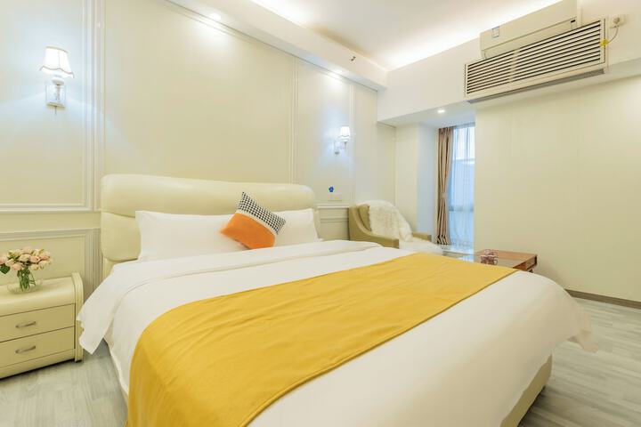 Room 30 of 82