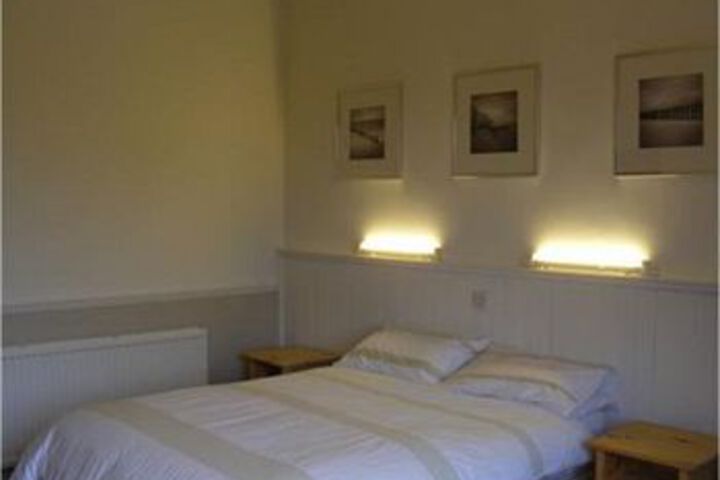 Room 6 of 9